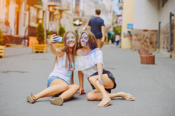 Girl with paints — Stock Photo, Image