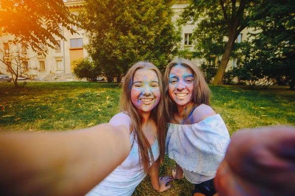 Menina com tintas — Fotografia de Stock