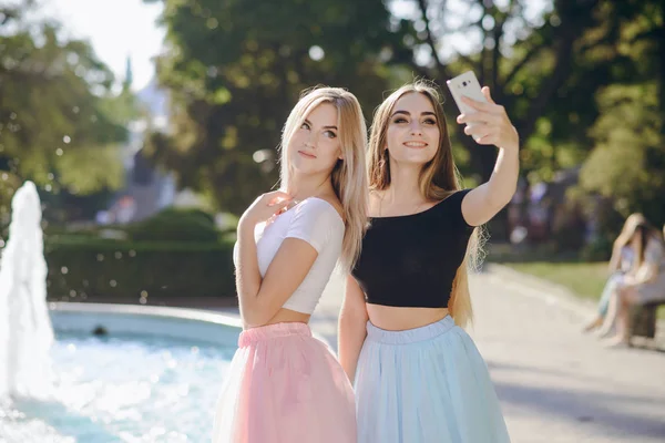 Girls at the fountain — Stock Photo, Image