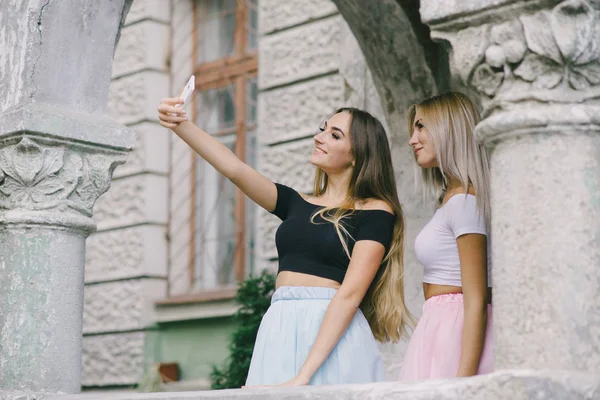 Ragazze con telefono — Foto Stock