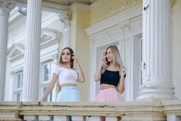 Ragazze con telefono — Foto Stock