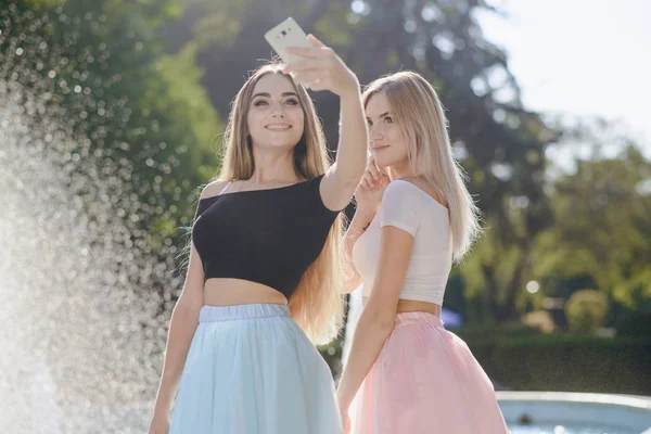 Meisjes bij de fontein — Stockfoto