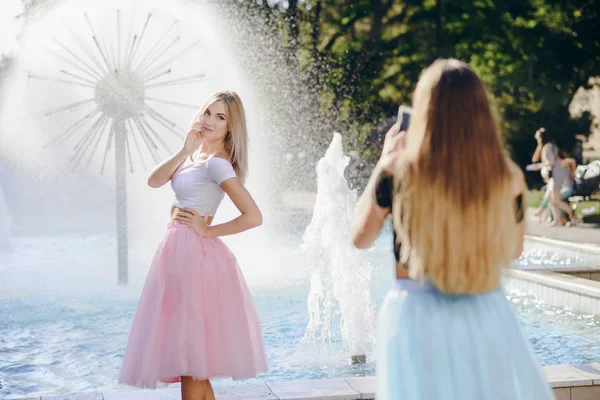 Flickor vid fontänen — Stockfoto