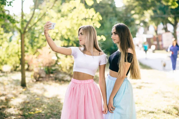 Meisje met telefoon — Stockfoto