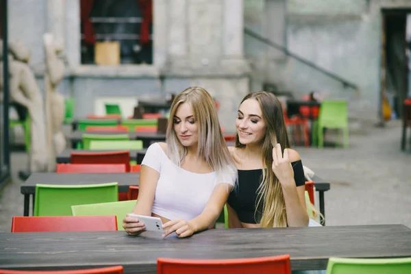 Ragazze in caffè — Foto Stock