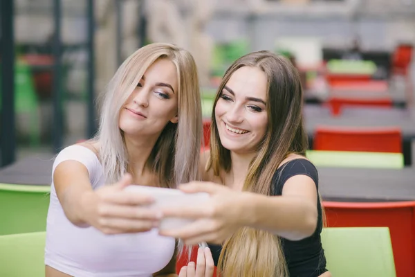 Les filles dans le café — Photo