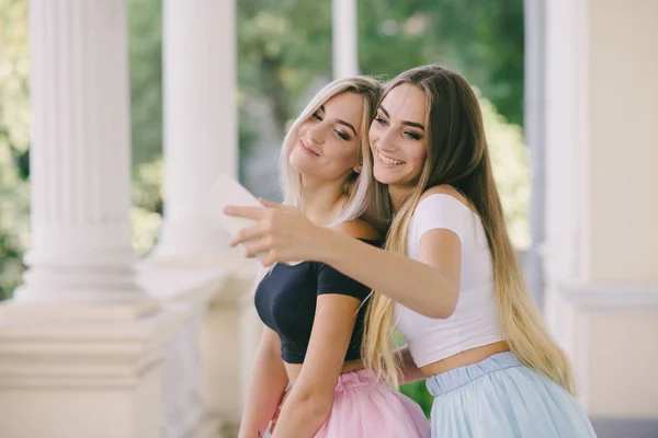 Meninas com telefone — Fotografia de Stock