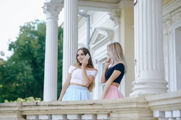 Meisjes met telefoon — Stockfoto