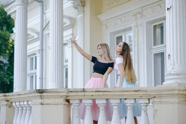 Meninas com telefone — Fotografia de Stock