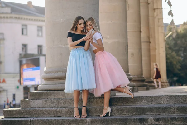 Chica en falda — Foto de Stock