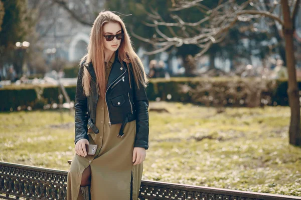 Ragazza in città — Foto Stock