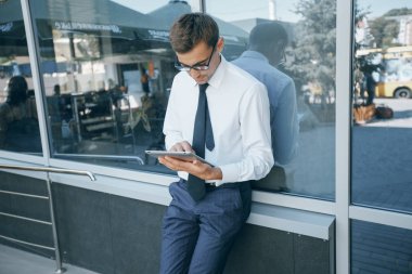 tablet ile işadamı