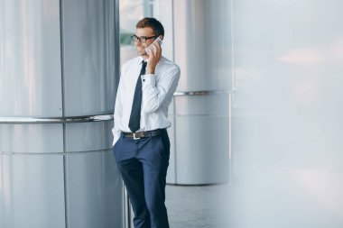 işadamı ile telefon