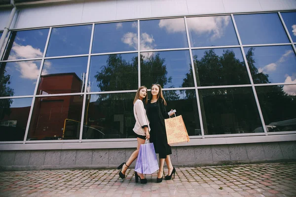 Meninas em compras — Fotografia de Stock