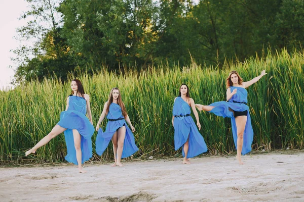 Girls in nature — Stock Photo, Image