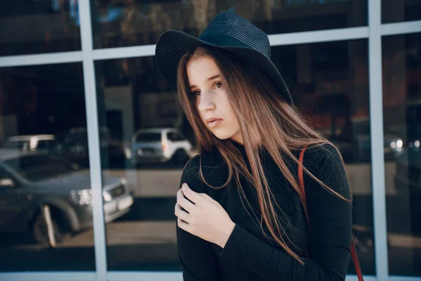 Menina elegante bonita — Fotografia de Stock