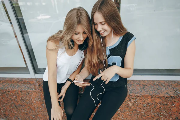 Mädchen mit Kopfhörer — Stockfoto