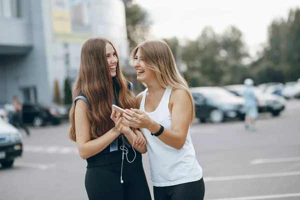 Dívky se sluchátky — Stock fotografie