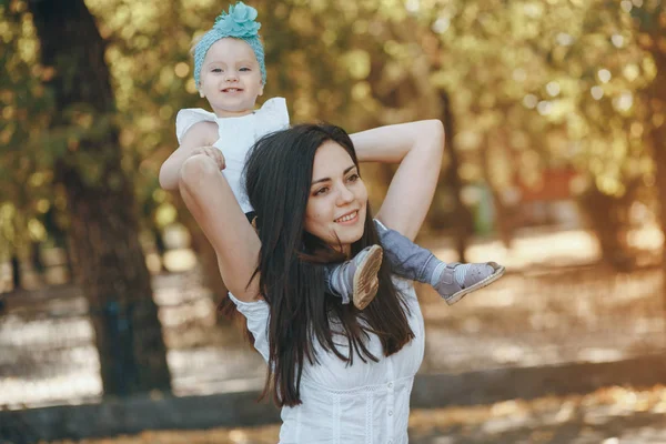 Moeder met dochter — Stockfoto