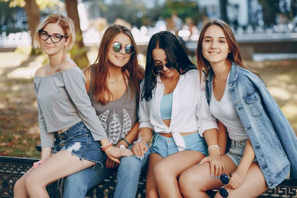 Ragazze in città — Foto Stock