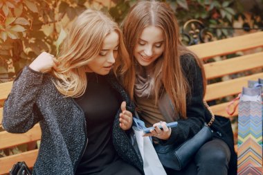 İki kız bir yürüyüş