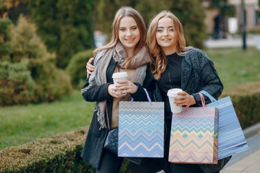 İki kız bir yürüyüş