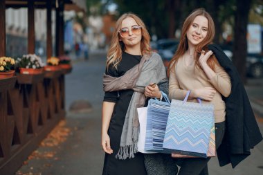 İki kız bir yürüyüş