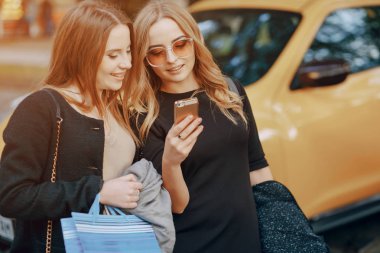 İki kız bir yürüyüş