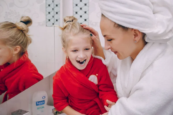 Bir aile banyo — Stok fotoğraf