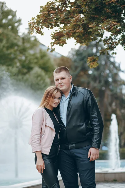 Pareja en la ciudad —  Fotos de Stock