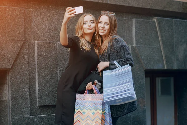 İki kız bir yürüyüş