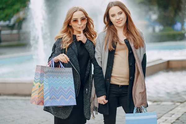 Duas meninas em uma caminhada — Fotografia de Stock