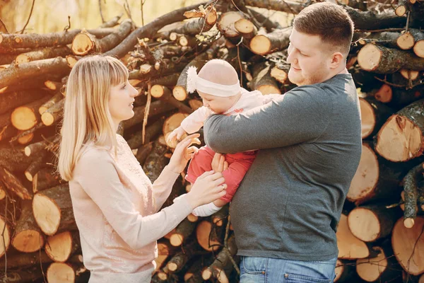 Familia en un paseo — Foto de Stock