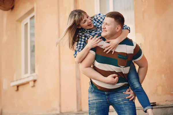 Pareja en la ciudad —  Fotos de Stock