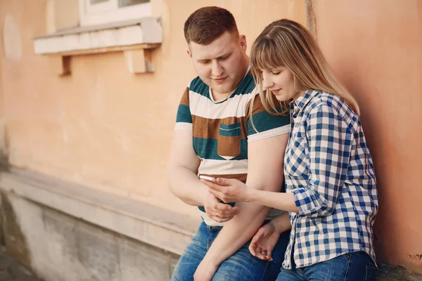 Pareja en la ciudad —  Fotos de Stock