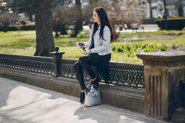 Chica en la ciudad — Foto de Stock