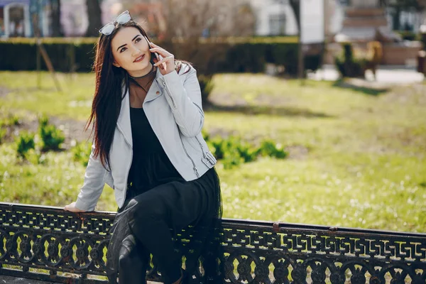 Chica en la ciudad — Foto de Stock