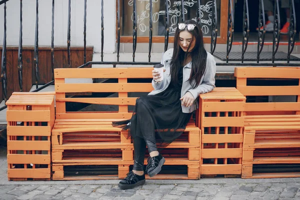 Ragazza in città — Foto Stock