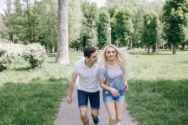 Couple dans la nature — Photo