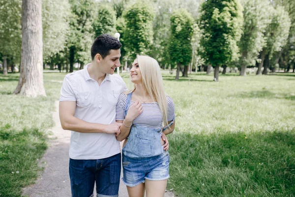 Casal na natureza — Fotografia de Stock