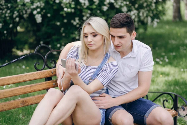 Couple in nature — Stock Photo, Image