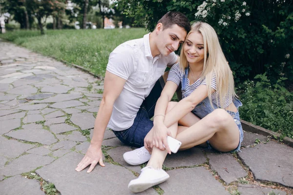 Pareja en la naturaleza — Foto de Stock