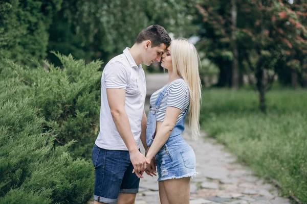 Casal na natureza — Fotografia de Stock