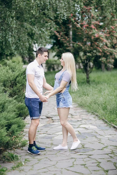 Couple in nature — Stock Photo, Image