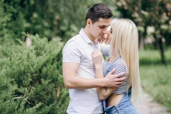 Couple in nature — Stock Photo, Image