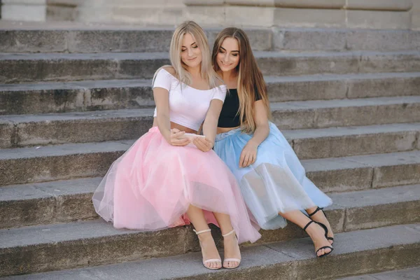 Chicas en falda — Foto de Stock