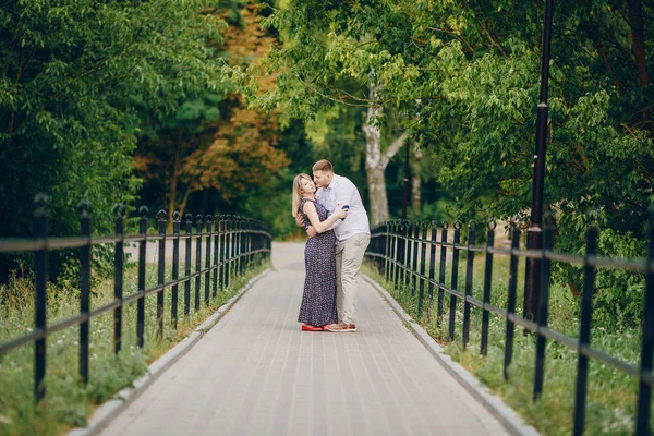 Couple dans le parc — Photo