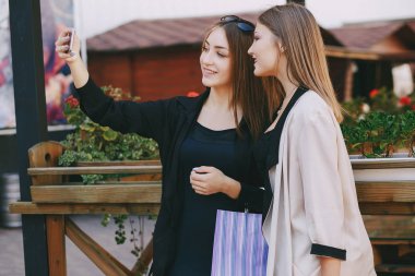 kızlar alışveriş üzerinde