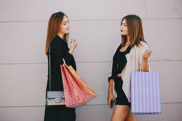 Meisjes op winkelen — Stockfoto