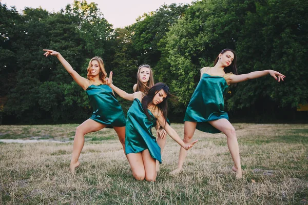 Ragazze in natura — Foto Stock